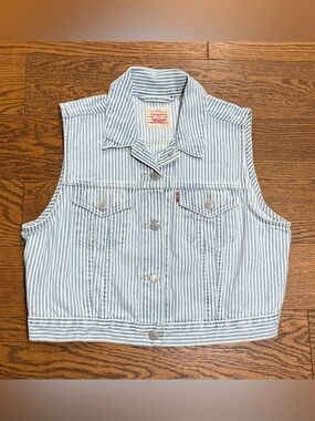 Levi’s Light Wash Handy Women Trucker Vest Adjustable Waist Size XL NWT
